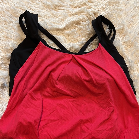 Lululemon athletica top size 10 w/ build in bra & removable cup inserts - Picture 8 of 16